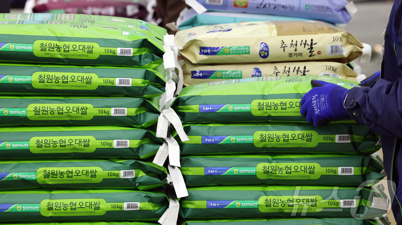 (서울=뉴스1) 김진환 기자 = 쌀 가격 상승세가 이어지고 있는 19일 서울 서초구 하나로마트 양재점에서 마트 관계자가 쌀을 진열하고 있다.19일 한국농수산식품유통공사 집계에 따르 …