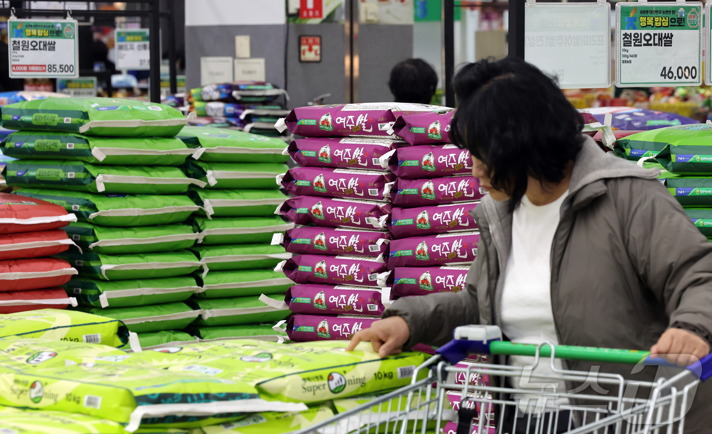 (서울=뉴스1) 김진환 기자 = 쌀 가격 상승세가 이어지고 있는 19일 서울 서초구 하나로마트 양재점을 찾은 고객이 쌀 상품을 살펴보고 있다.19일 한국농수산식품유통공사 집계에 따 …