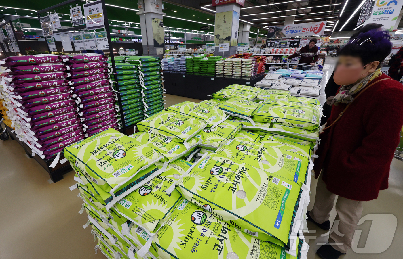 (서울=뉴스1) 김진환 기자 = 쌀 가격 상승세가 이어지고 있는 19일 서울 서초구 하나로마트 양재점에 쌀이 진열되어 있다.19일 한국농수산식품유통공사 집계에 따르면 지난 18일 …
