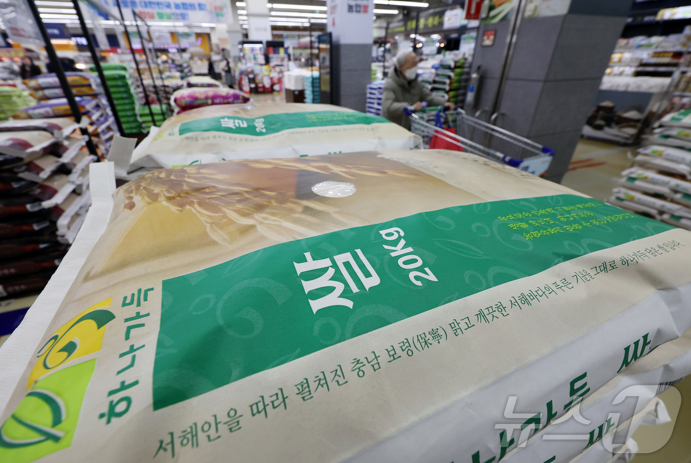 (서울=뉴스1) 김진환 기자 = 쌀 가격 상승세가 이어지고 있는 19일 서울 서초구 하나로마트 양재점에 쌀이 진열되어 있다.19일 한국농수산식품유통공사 집계에 따르면 지난 18일 …