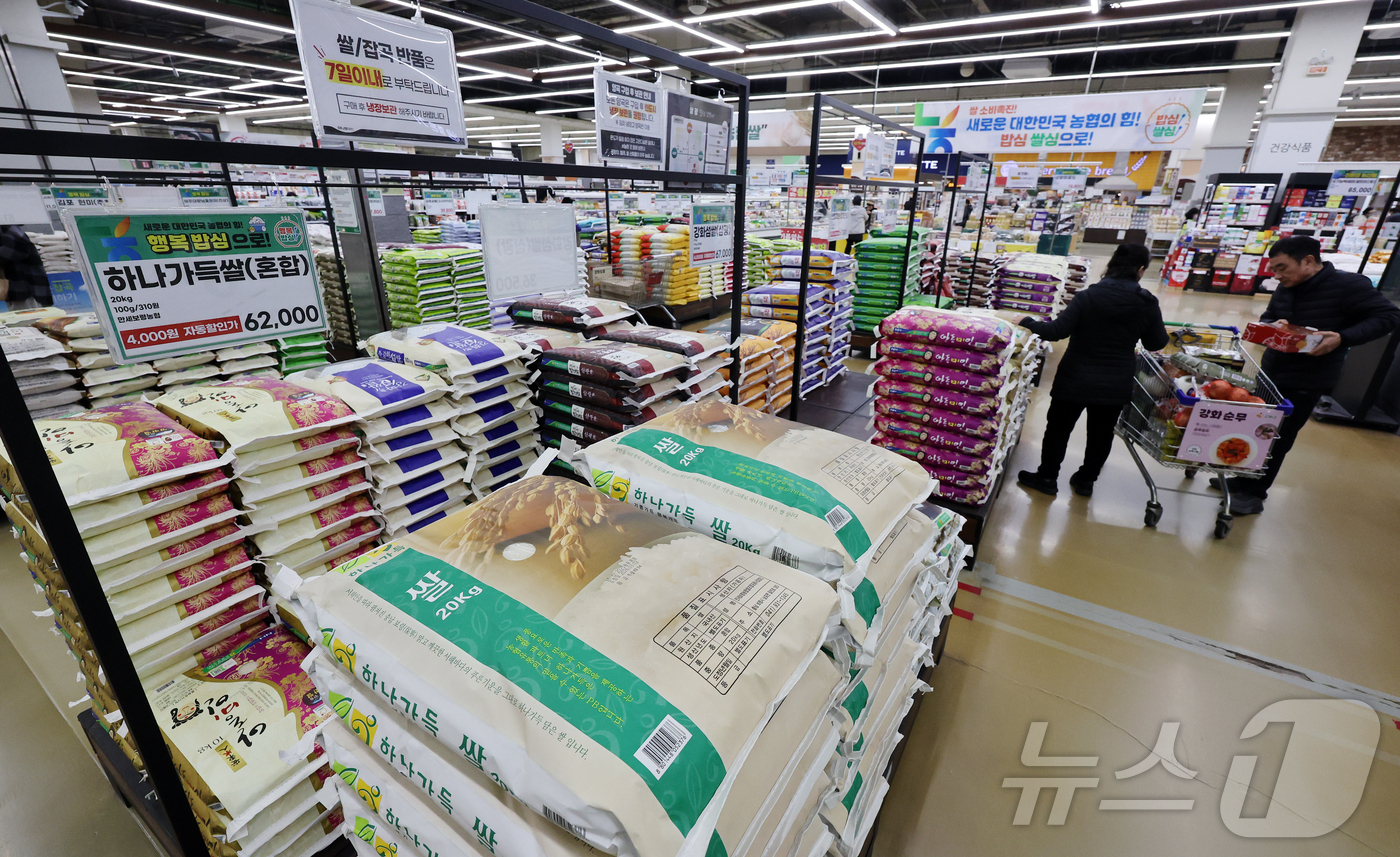 (서울=뉴스1) 김진환 기자 = 쌀 가격 상승세가 이어지고 있는 19일 서울 서초구 하나로마트 양재점에 쌀이 진열되어 있다.19일 한국농수산식품유통공사 집계에 따르면 지난 18일 …