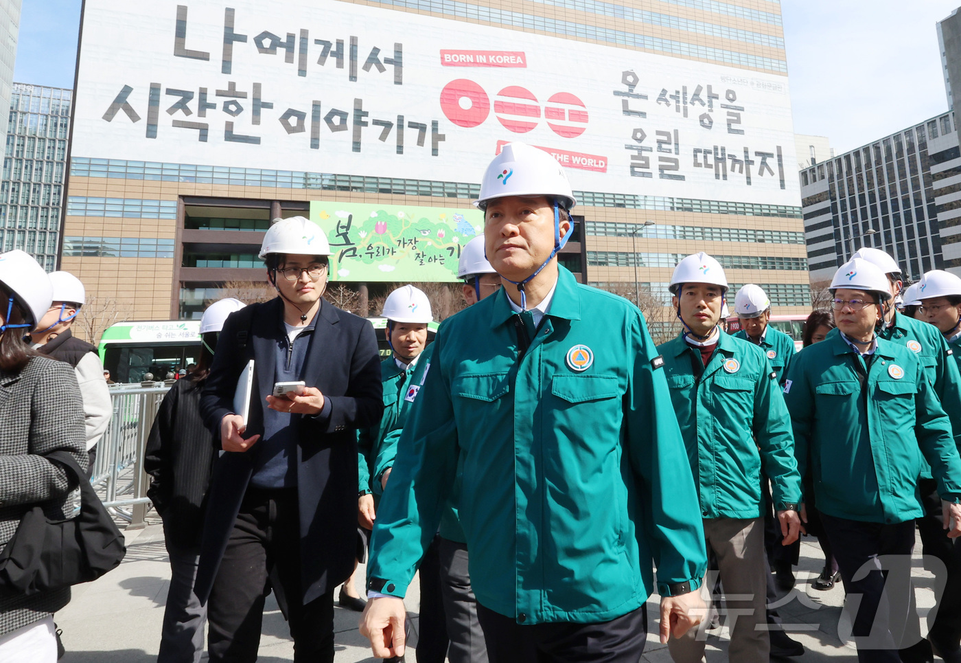 (서울=뉴스1) 최지환 기자 = 오세훈 서울시장이 19일 서울 종로구 광화문광장에서 방탄소년단(BTS) 공연 준비 현장을 점검하고 있다. (공동취재) 2026.3.19/뉴스1