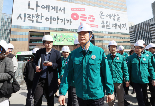 BTS 공연 준비 현장 점검하는 오세훈 서울시장