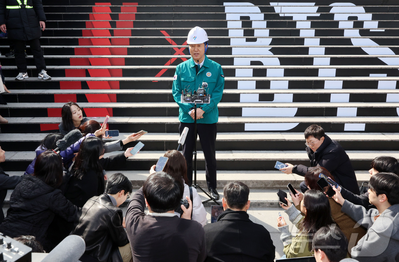 (서울=뉴스1) 최지환 기자 = 오세훈 서울시장이 19일 서울 종로구 세종문화회관 중앙계단에서 방탄소년단(BTS) 공연 준비 현장 점검을 마친 뒤 발언하고 있다. (공동취재)  2 …