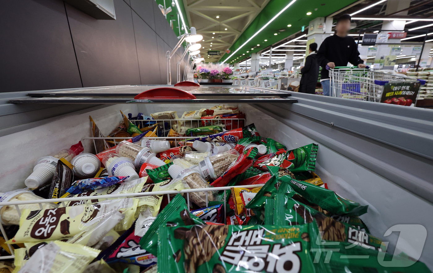 (서울=뉴스1) 김진환 기자 = 농림축산식품부는 19일 민생물가 특별관리 태스크포스(TF) 유통구조 점검팀 3차 회의를 열고 제과·양산빵·빙과 업체들이 소비자 부담 완화를 위해 4 …