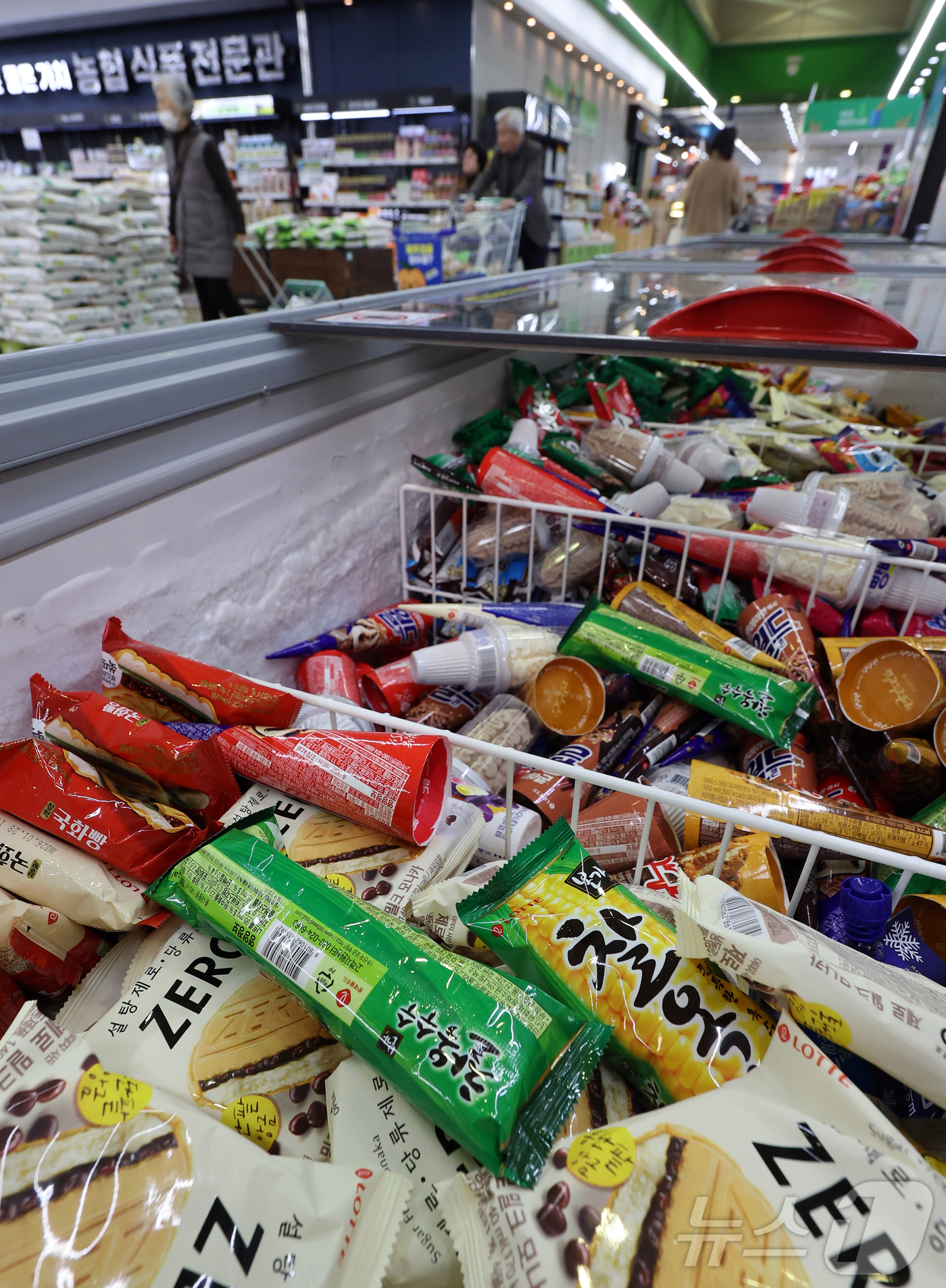 (서울=뉴스1) 김진환 기자 = 농림축산식품부는 19일 민생물가 특별관리 태스크포스(TF) 유통구조 점검팀 3차 회의를 열고 제과·양산빵·빙과 업체들이 소비자 부담 완화를 위해 4 …