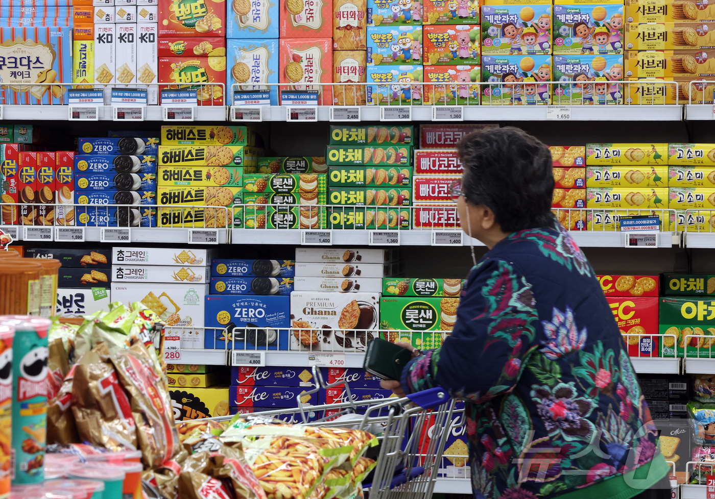 (서울=뉴스1) 김진환 기자 = 농림축산식품부는 19일 민생물가 특별관리 태스크포스(TF) 유통구조 점검팀 3차 회의를 열고 제과·양산빵·빙과 업체들이 소비자 부담 완화를 위해 4 …