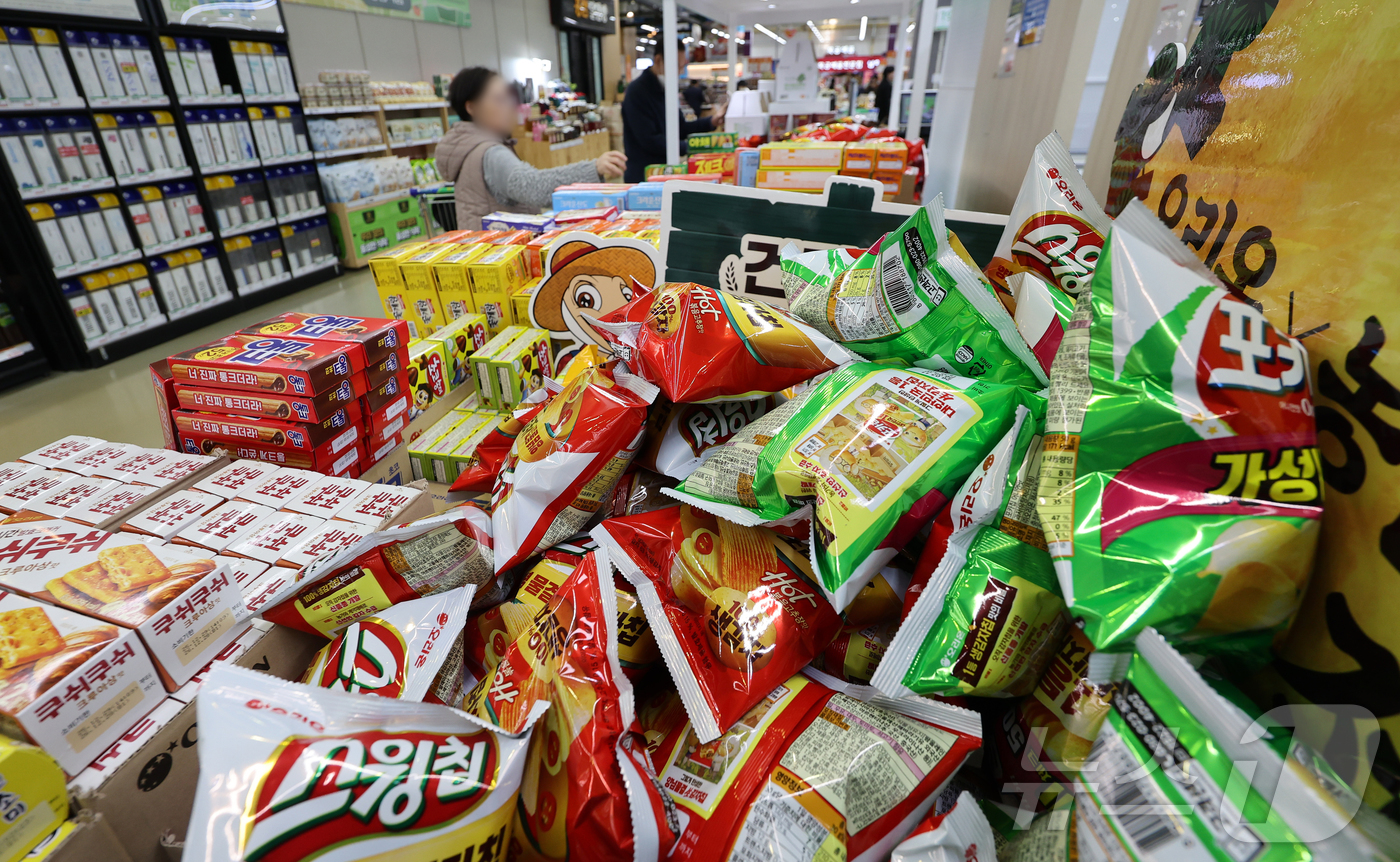 (서울=뉴스1) 김진환 기자 = 농림축산식품부는 19일 민생물가 특별관리 태스크포스(TF) 유통구조 점검팀 3차 회의를 열고 제과·양산빵·빙과 업체들이 소비자 부담 완화를 위해 4 …