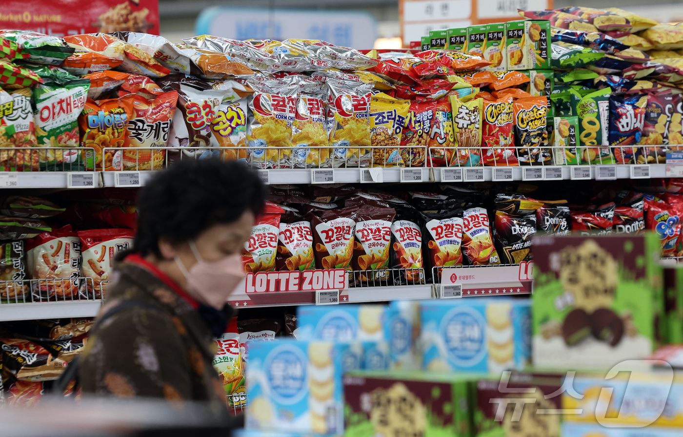 (서울=뉴스1) 김진환 기자 = 농림축산식품부는 19일 민생물가 특별관리 태스크포스(TF) 유통구조 점검팀 3차 회의를 열고 제과·양산빵·빙과 업체들이 소비자 부담 완화를 위해 4 …