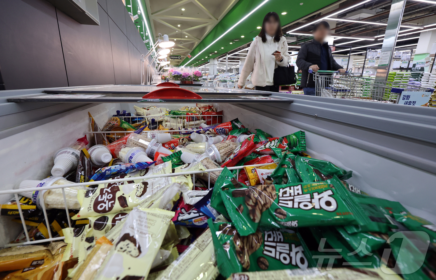 (서울=뉴스1) 김진환 기자 = 농림축산식품부는 19일 민생물가 특별관리 태스크포스(TF) 유통구조 점검팀 3차 회의를 열고 제과·양산빵·빙과 업체들이 소비자 부담 완화를 위해 4 …