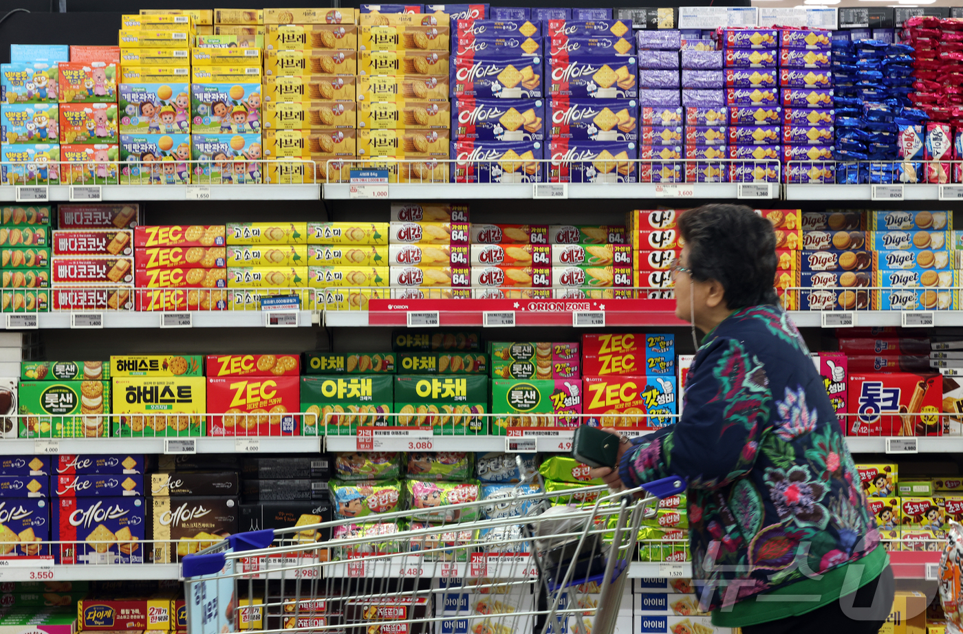 (서울=뉴스1) 김진환 기자 = 농림축산식품부는 19일 민생물가 특별관리 태스크포스(TF) 유통구조 점검팀 3차 회의를 열고 제과·양산빵·빙과 업체들이 소비자 부담 완화를 위해 4 …