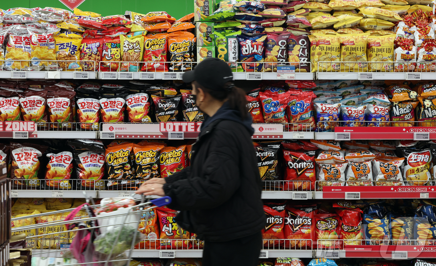 (서울=뉴스1) 김진환 기자 = 농림축산식품부는 19일 민생물가 특별관리 태스크포스(TF) 유통구조 점검팀 3차 회의를 열고 제과·양산빵·빙과 업체들이 소비자 부담 완화를 위해 4 …