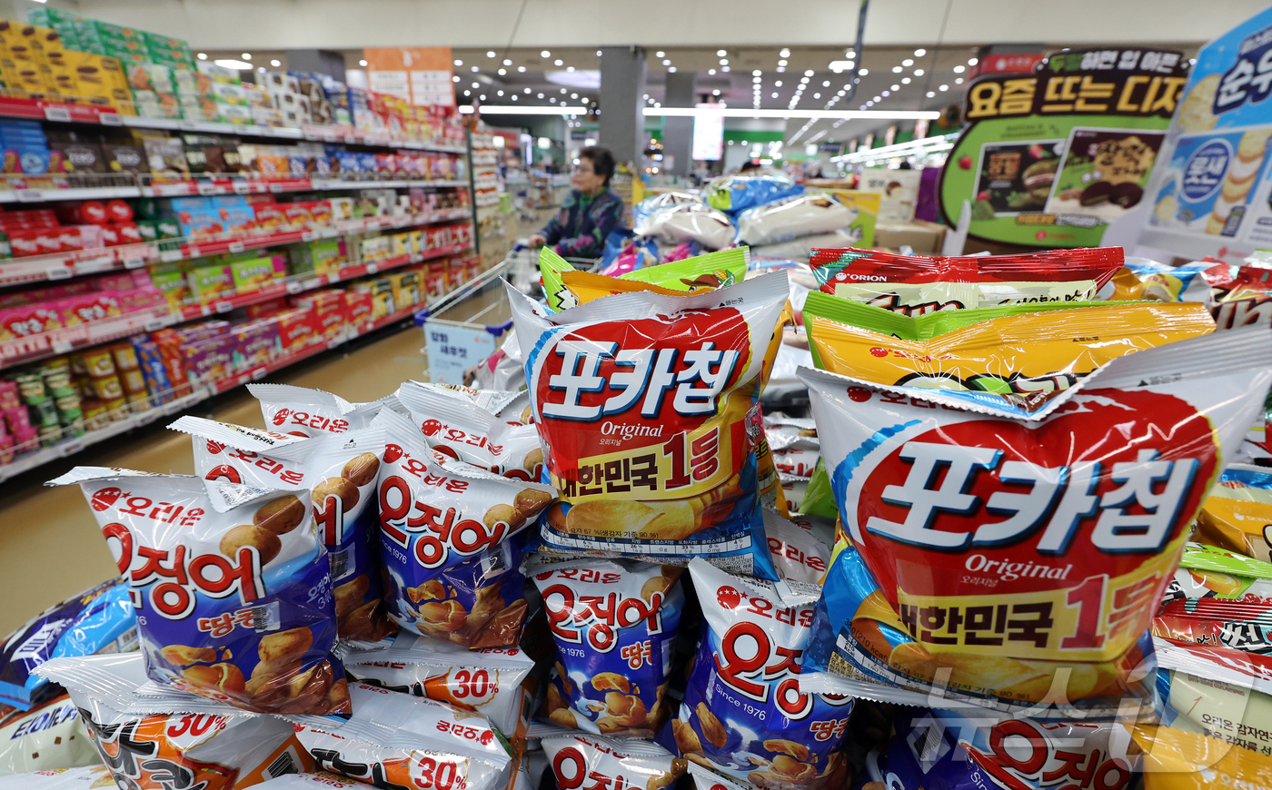 (서울=뉴스1) 김진환 기자 = 농림축산식품부는 19일 민생물가 특별관리 태스크포스(TF) 유통구조 점검팀 3차 회의를 열고 제과·양산빵·빙과 업체들이 소비자 부담 완화를 위해 4 …