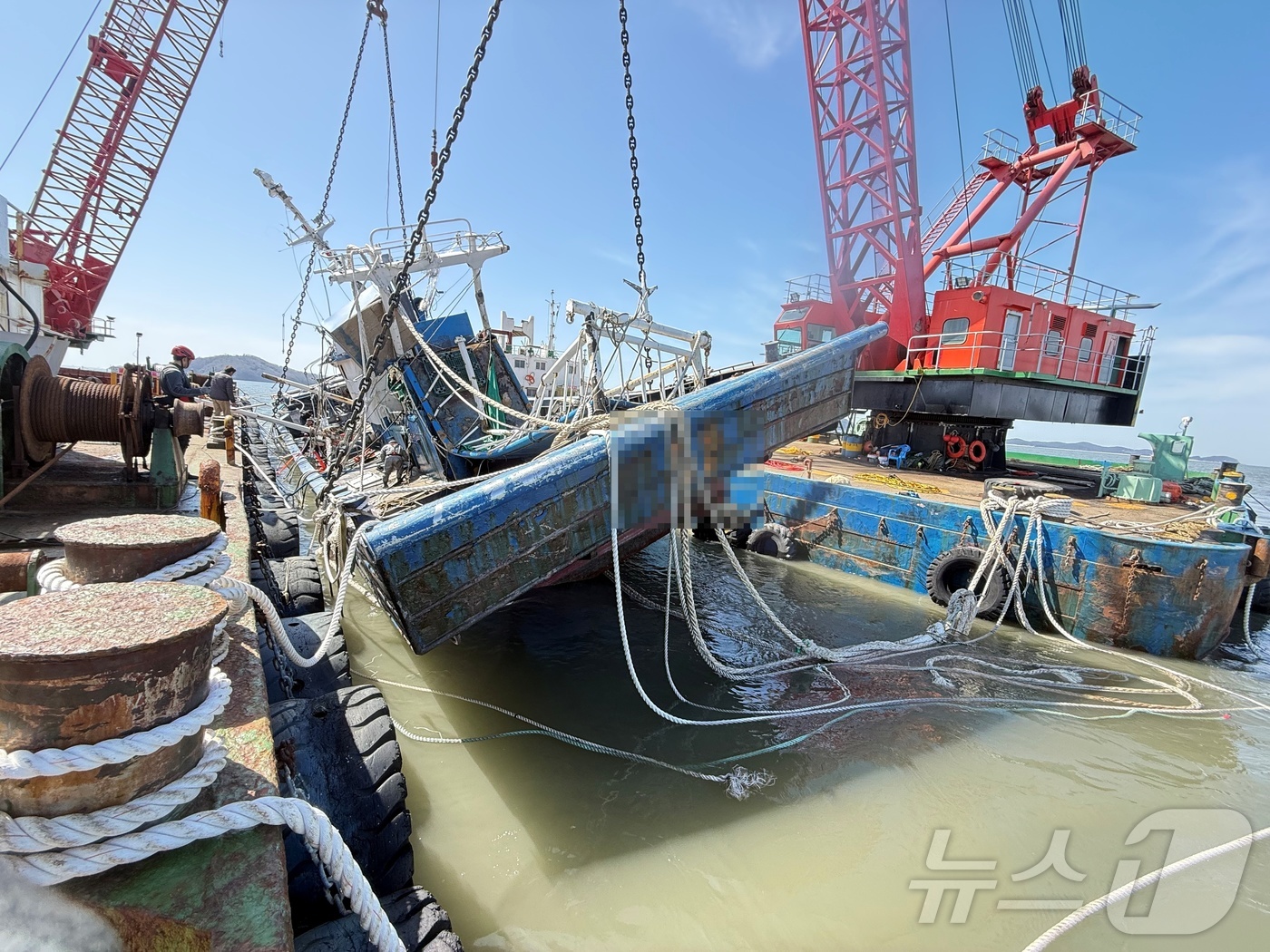 (보령=뉴스1) 김기태 기자 = 지난 6일 오후 3시 55분경 충남 보령시 오천면 소화사도 동쪽 약 1.4km 해상에서 발생한 침몰어선 A호(69톤, 근해안강망)가 19일 해상크레 …