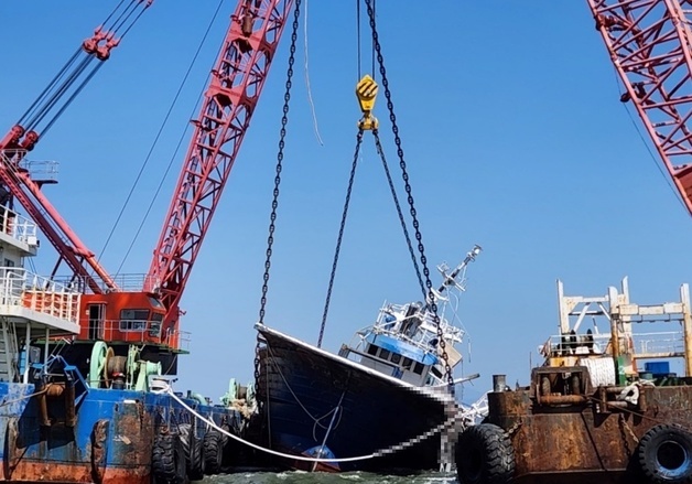 충남 보령 오천면 앞바다 침몰된 선박 인양