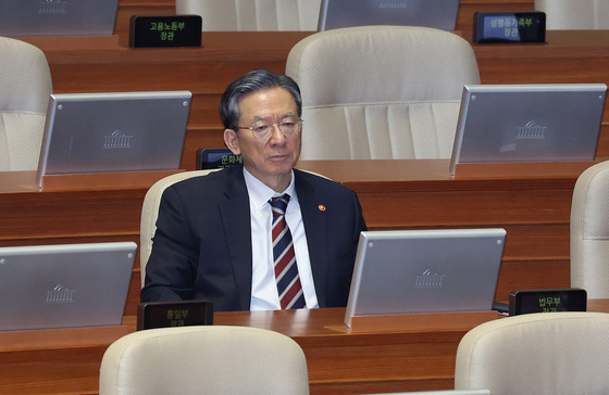 공소청법 필리버스터 듣는 정성호 장관