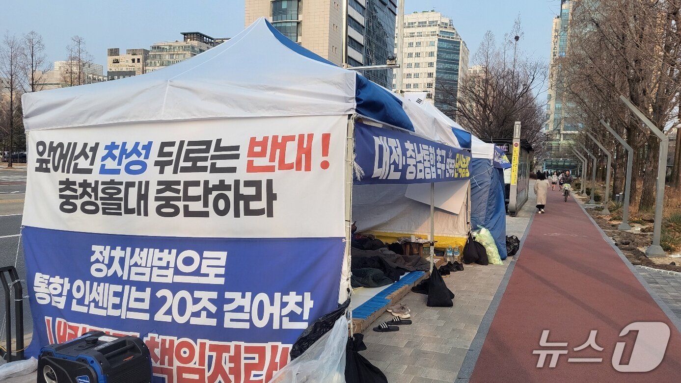 본문 이미지 - 민주당이 대전시청 앞에 설치했던 천막 농성장 / 뉴스1 박종명 기자