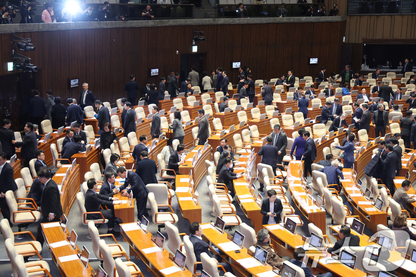 (서울=뉴스1) 신웅수 기자 = 19일 서울 여의도 국회에서 열린 제433회국회(임시회) 제2차 본회의에서 윤상현 국민의힘 의원이 공소청법안(대안)에 대한 무제한 토론(필리버스터) …