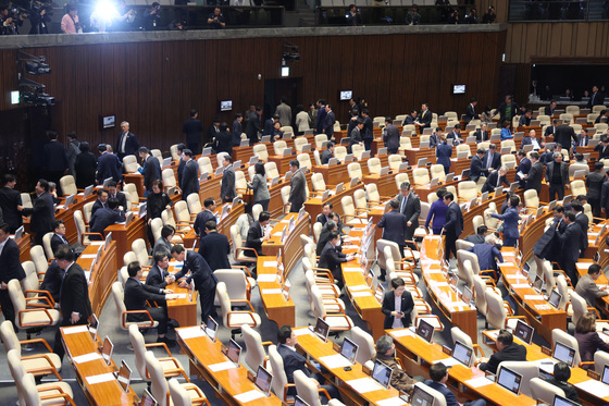 다시 시작된 필리버스터, 퇴장하는 민주당
