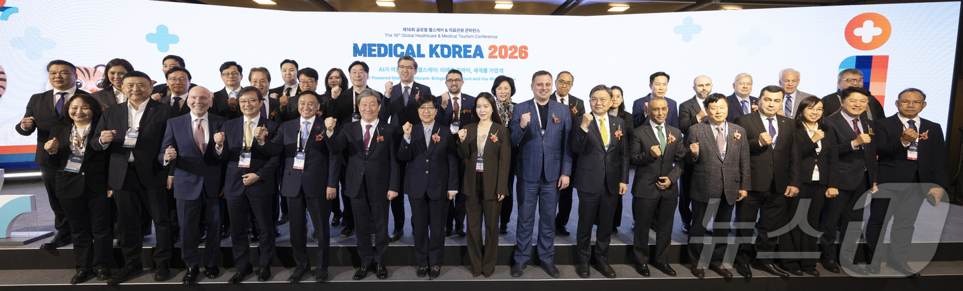 (서울=뉴스1) = 정은경 보건복지부 장관이 19일 서울 강남구 코엑스에서 열린 메디컬코리아 2026에서 참석자들과 기념촬영을 하고 있다. (보건복지부 제공. 재판매 및 DB 금지 …