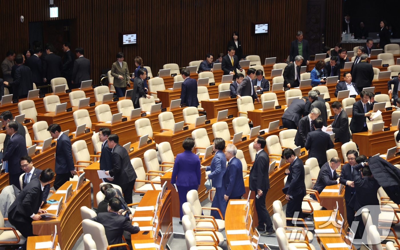 (서울=뉴스1) 신웅수 기자 = 19일 서울 여의도 국회에서 열린 제433회국회(임시회) 제2차 본회의에서 윤상현 국민의힘 의원이 공소청법안(대안)에 대한 무제한 토론(필리버스터) …