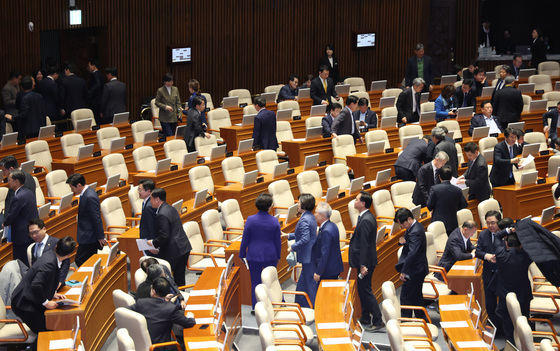 본회의장 나서는 더불어민주당