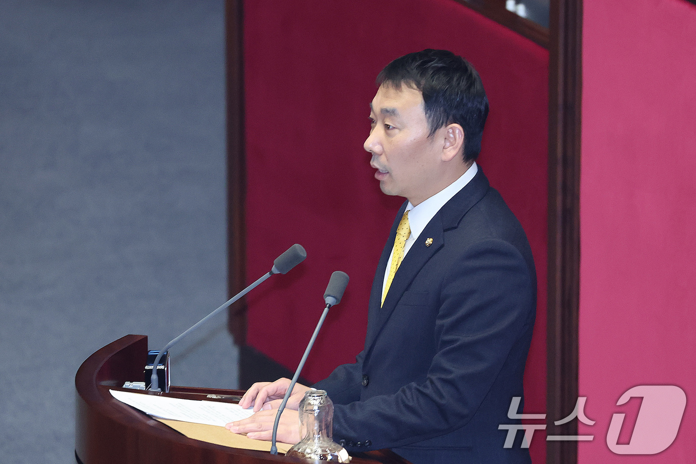 (서울=뉴스1) 신웅수 기자 = 김용민 더불어민주당 의원이 19일 서울 여의도 국회에서 열린 제433회국회(임시회) 제2차 본회의에서 공소청법안(대안)에 대한 제안 설명을 하고 있 …