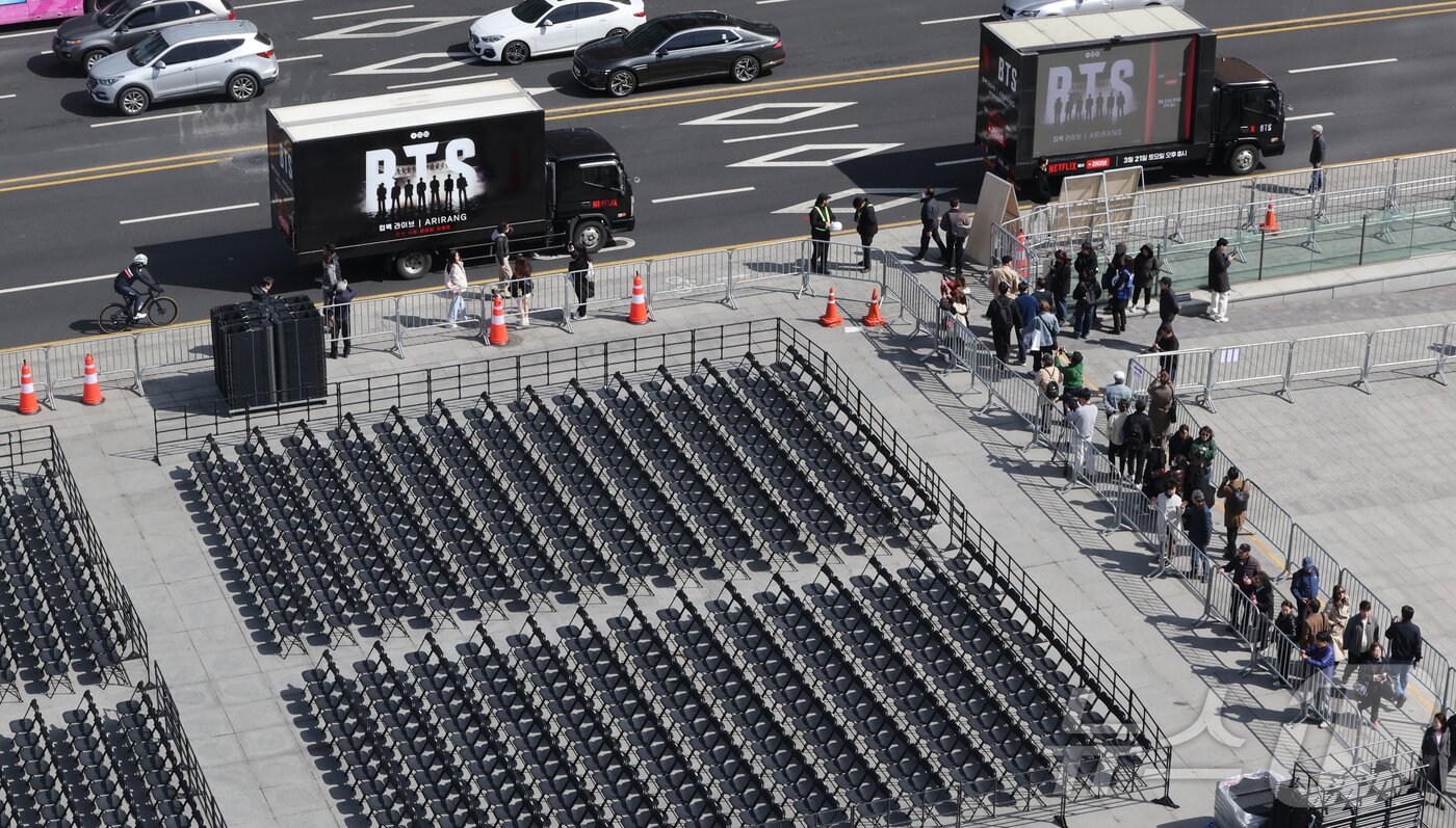 본문 이미지 - 그룹 방탄소년단(BTS)의 광화문 공연을 앞둔 19일 서울 광화문광장 차도에 BTS 트럭이 지나가고 있다. (공동취재) 2026.3.19 ⓒ 뉴스1 최지환 기자