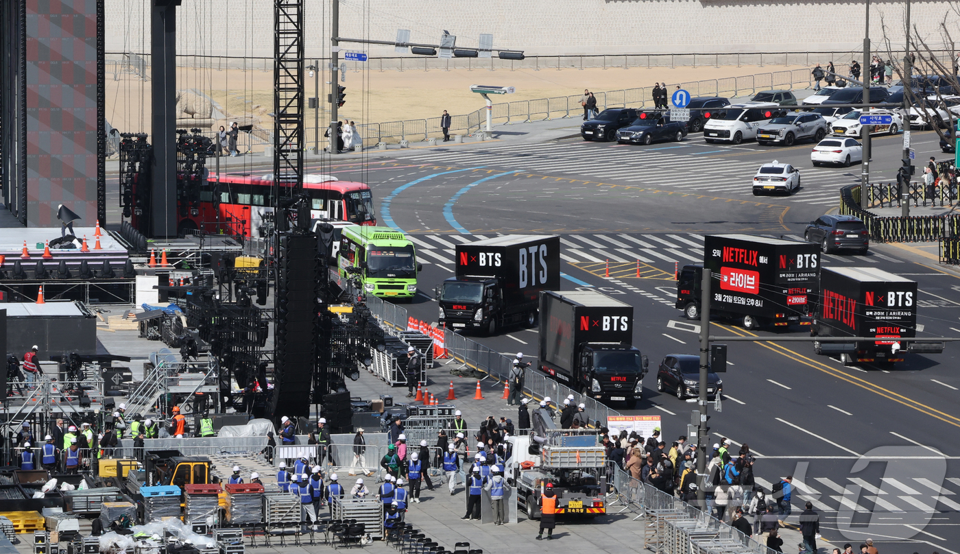 (서울=뉴스1) 최지환 기자 = 그룹 방탄소년단(BTS)의 광화문 공연을 앞둔 19일 서울 광화문광장 차도에 BTS 트럭이 지나가고 있다. (공동취재) 2026.3.19/뉴스1
