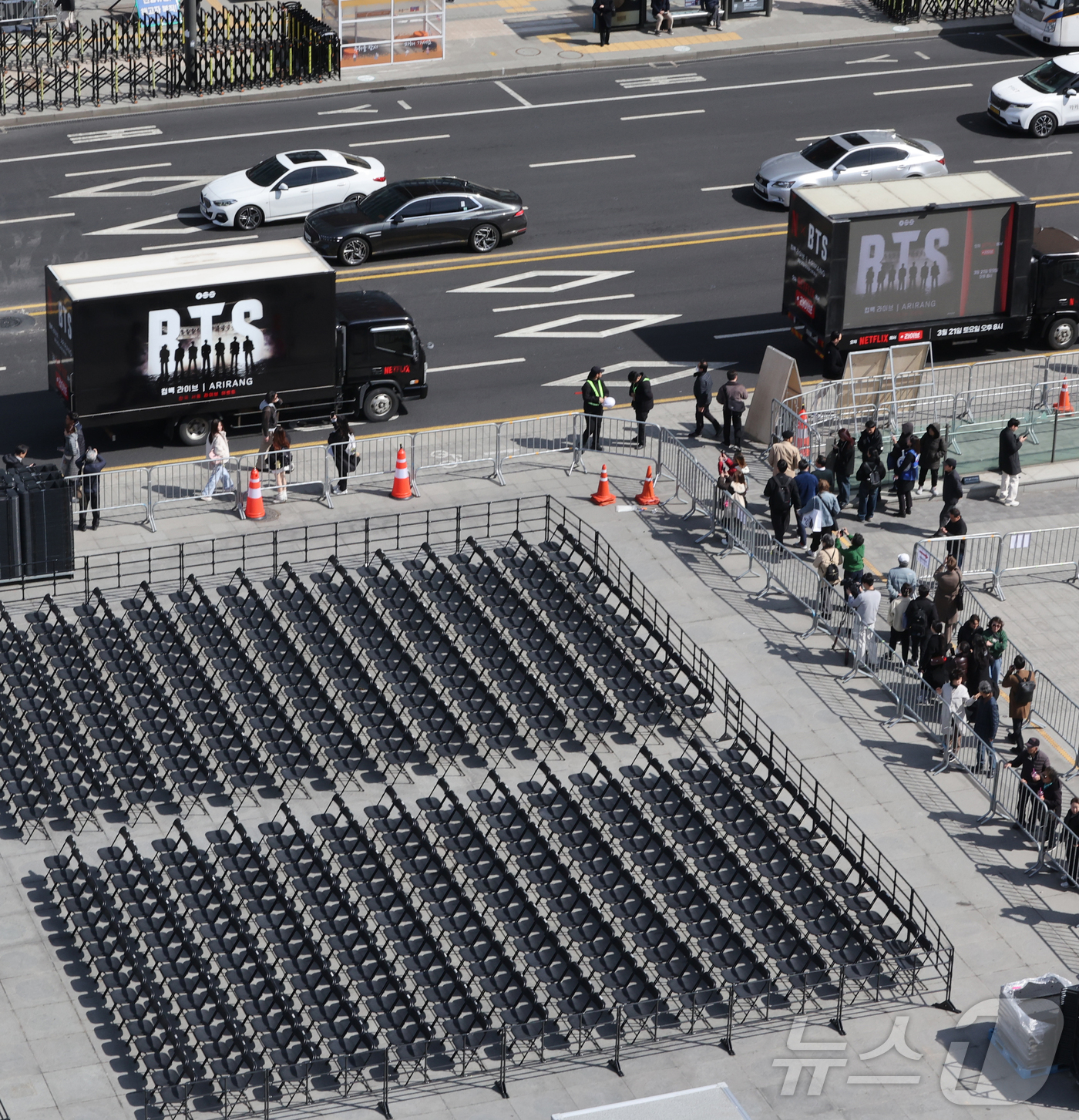 (서울=뉴스1) 최지환 기자 = 그룹 방탄소년단(BTS)의 광화문 공연을 앞둔 19일 서울 광화문광장 차도에 BTS 트럭이 지나가고 있다. (공동취재) 2026.3.19/뉴스1