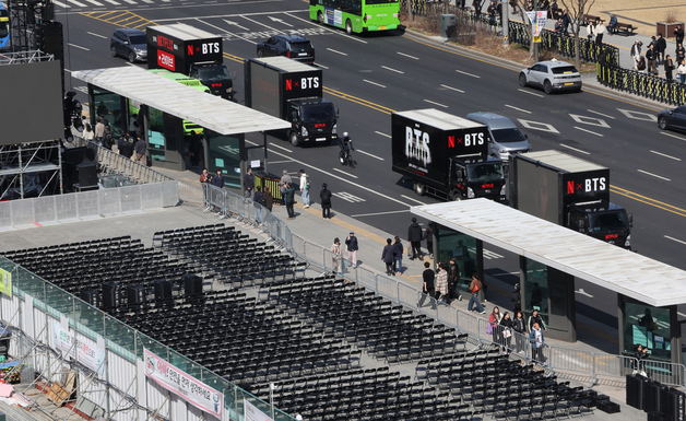 광화문광장 차도 지나가는 BTS 트럭 행렬