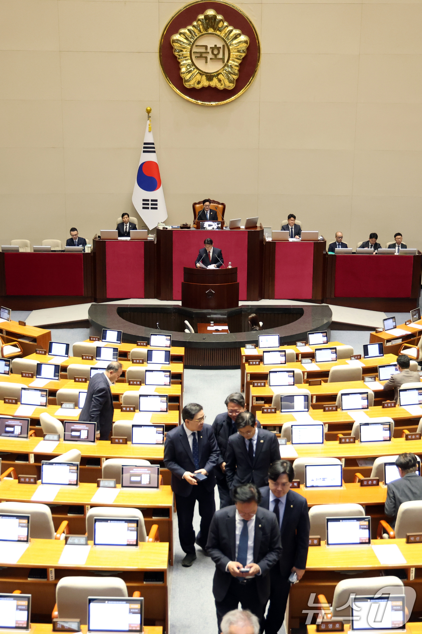 (서울=뉴스1) 이승배 기자 = 19일 서울 여의도 국회에서 열린 제433회국회(임시회) 2차 본회의에서 범여권 의원들이 윤상현 국민의힘 의원의 공소청법안(대안)에 대한 무제한토론 …