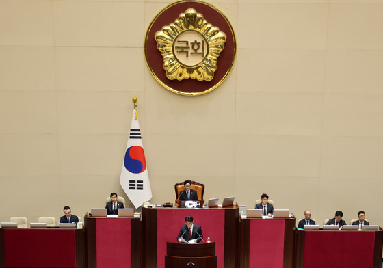 본회의장 떠나는 의원들