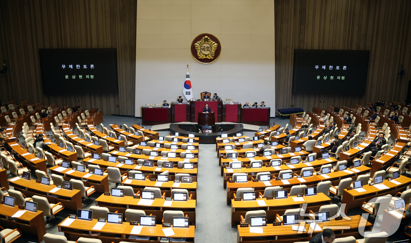 (서울=뉴스1) 이승배 기자 = 19일 서울 여의도 국회에서 열린 제433회국회(임시회) 2차 본회의에서 윤상현 국민의힘 의원이 공소청법안(대안)에 대한 무제한토론(필리버스터)을 …