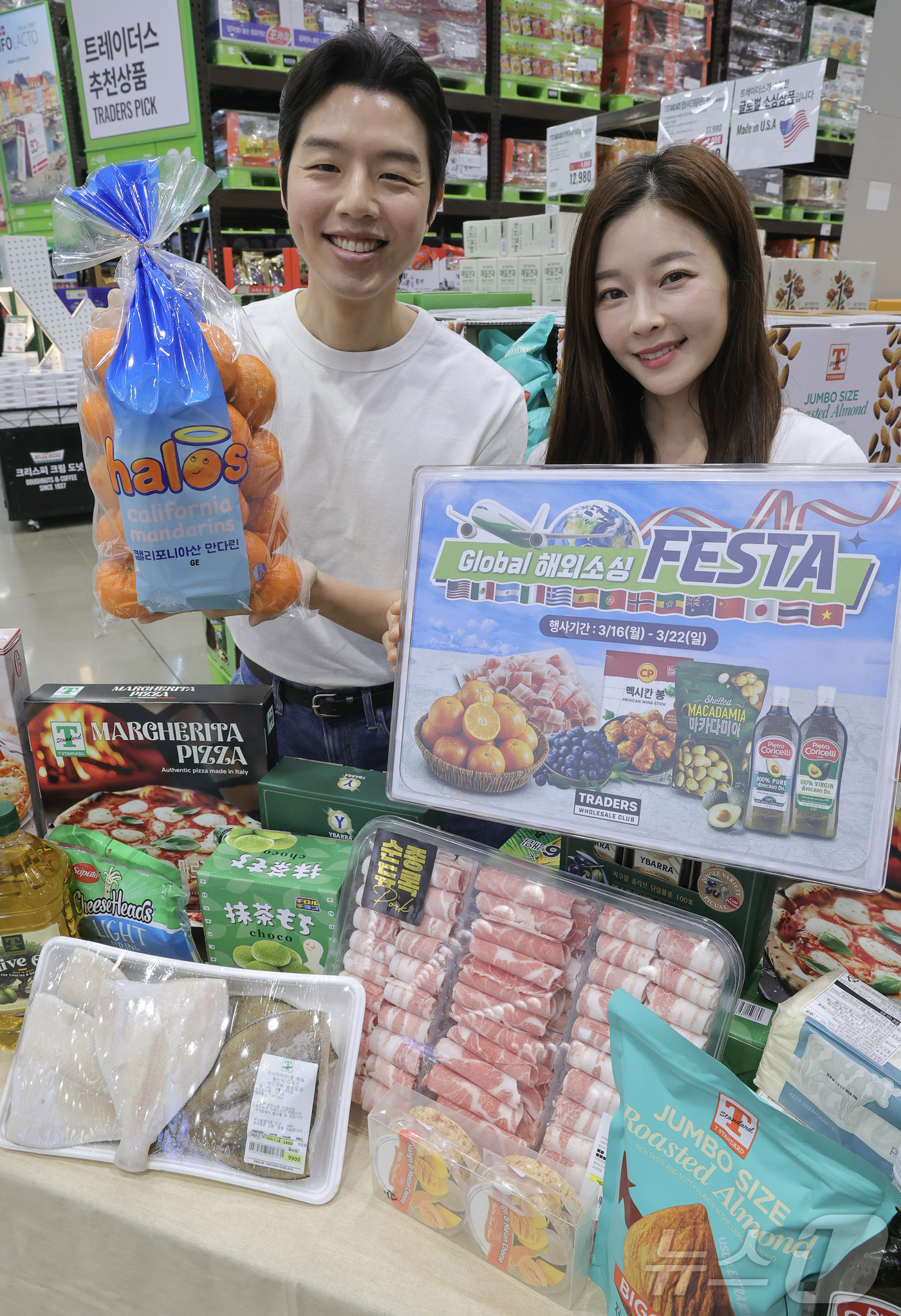(서울=뉴스1) = 이마트 트레이더스는 오는 22일까지 다양한 직수입 상품을 저렴한 가격에 선보이는 ‘글로벌 해외소싱 페스타’를 최초 개최한다고 19일 밝혔다. 사진은 모델들이 트 …