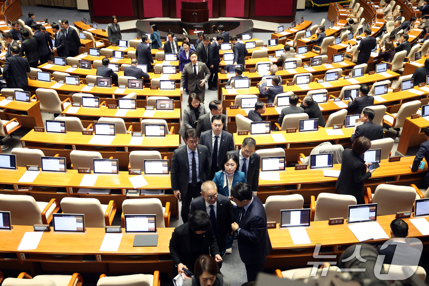 (서울=뉴스1) 이승배 기자 = 19일 서울 여의도 국회에서 열린 제433회국회(임시회) 2차 본회의에서 범여권 의원들이 윤상현 국민의힘 의원의 공소청법안(대안)에 대한 무제한토론 …