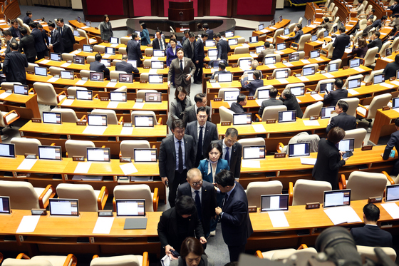 국민의힘 필리버스터 돌입, 본회의장 떠나는 의원들