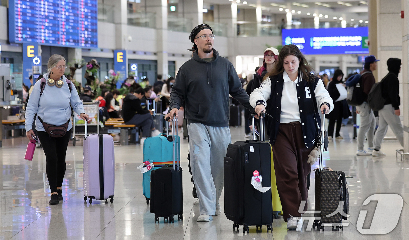 (인천공항=뉴스1) 박지혜 기자 = 19일 인천국제공항에서 외국인 관광객들이 입국하고 있다.오는 21일 서울 광화문광장에서 열리는 BTS 컴백 공연을 관람하기 위해 전 세계 ‘아미 …