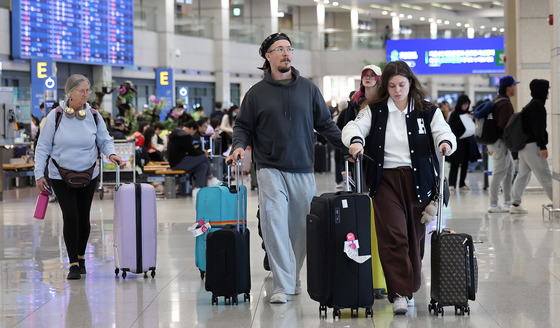 BTS 공연 앞두고 북적이는 공항…아미들 속속 입국