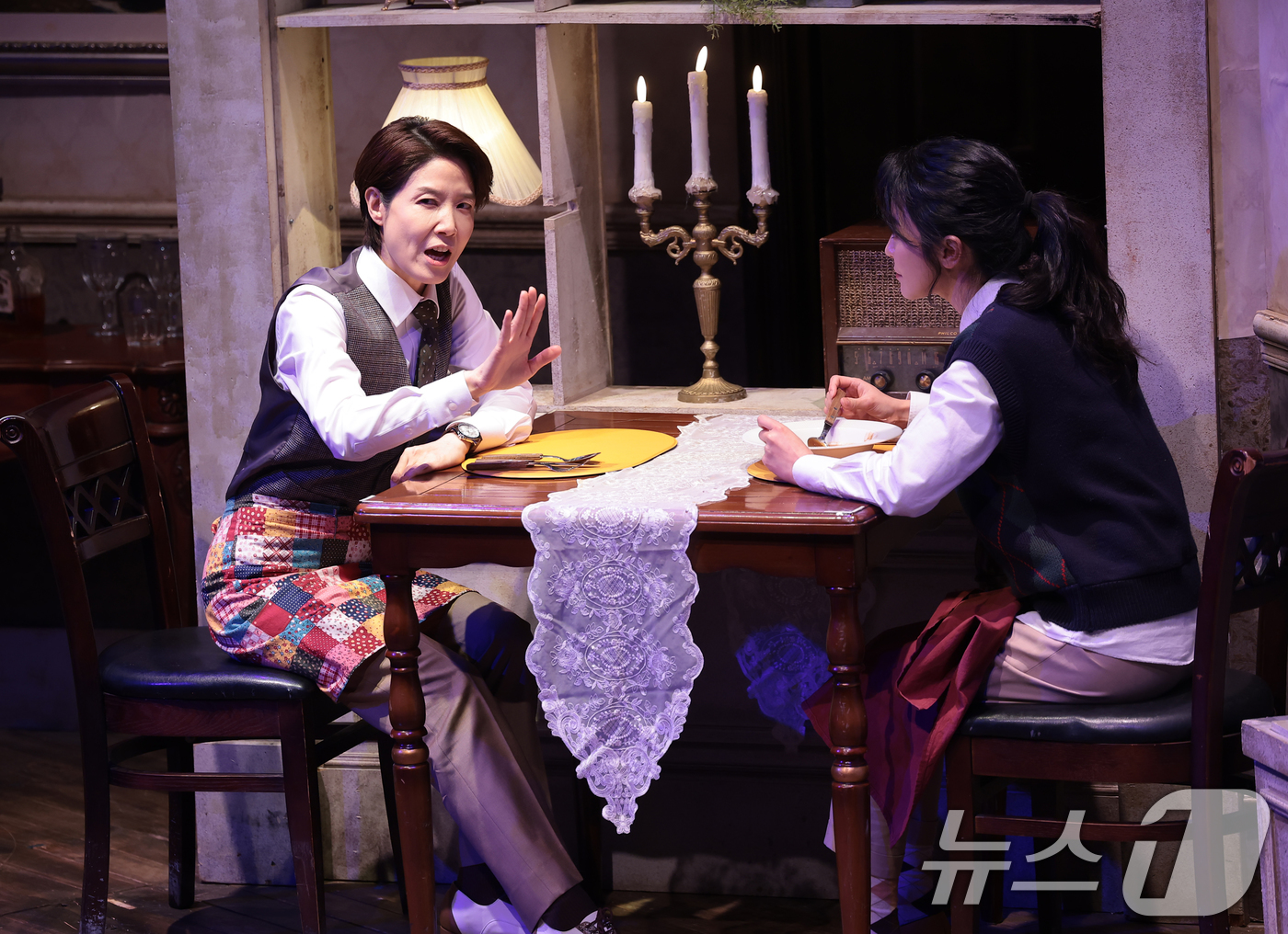 (서울=뉴스1) 권현진 기자 = 배우 양소민과 김주연(오른쪽)이 19일 서울 종로구 대학로 티오엠에서 열린 연극 ‘오펀스’ 프레스콜에서 열연을 펼치고 있다. 2026.3.19/뉴스 …