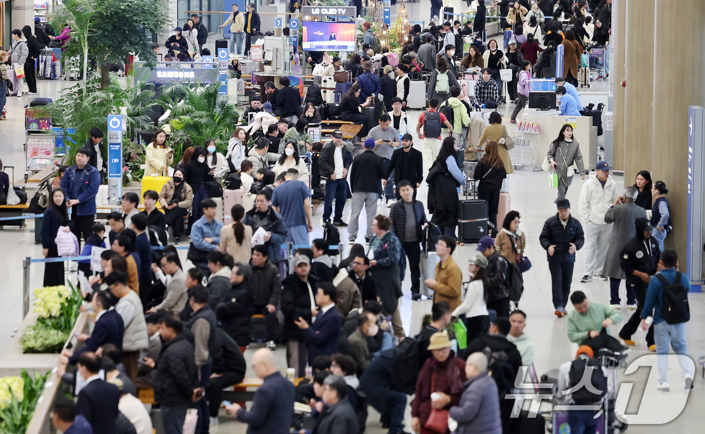 (인천공항=뉴스1) 박지혜 기자 = 19일 인천국제공항에서 외국인 관광객들이 입국하고 있다.오는 21일 서울 광화문광장에서 열리는 BTS 컴백 공연을 관람하기 위해 전 세계 ‘아미 …
