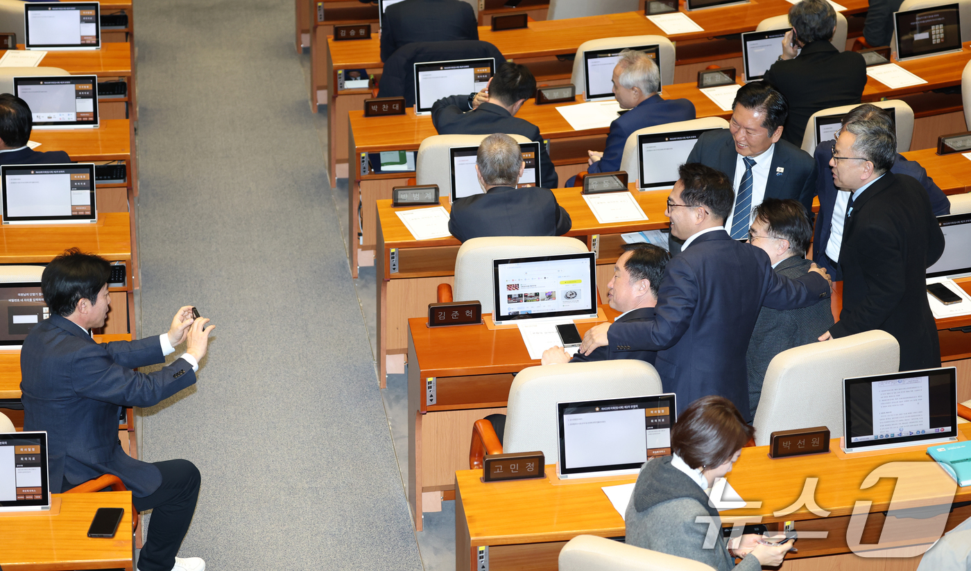 (서울=뉴스1) 이승배 기자 = 정청래 더불어민주당 대표가 19일 서울 여의도 국회에서 열린 제433회국회(임시회) 2차 본회의에서 의원들과 사진을 찍고 있다.이날 본회의에는 공소 …