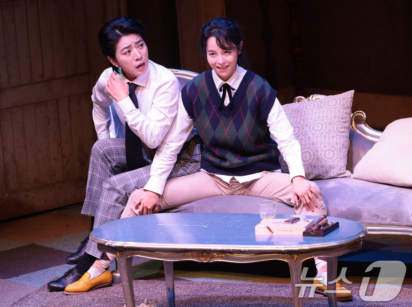 (서울=뉴스1) 권현진 기자 = 배우 정인지와 김주연(오른쪽)이 19일 서울 종로구 대학로 티오엠에서 열린 연극 ‘오펀스’ 프레스콜에서 열연을 펼치고 있다. 2026.3.19/뉴스 …