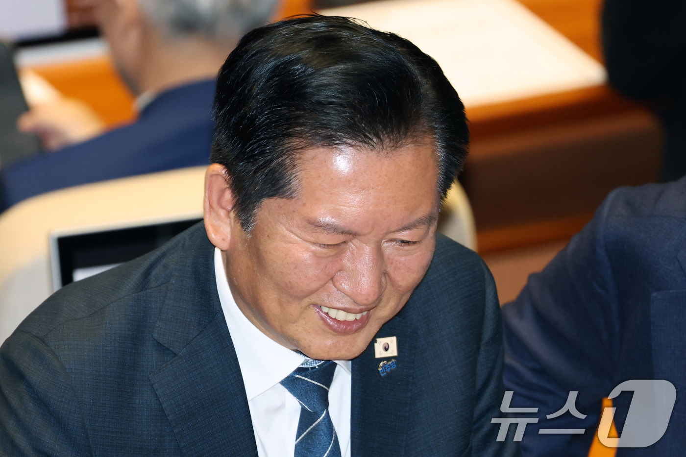 (서울=뉴스1) 이승배 기자 = 정청래 더불어민주당 대표가 19일 서울 여의도 국회에서 열린 제433회국회(임시회) 2차 본회의에서 의원들과 대화하고 있다. 2026.3.19/뉴스 …