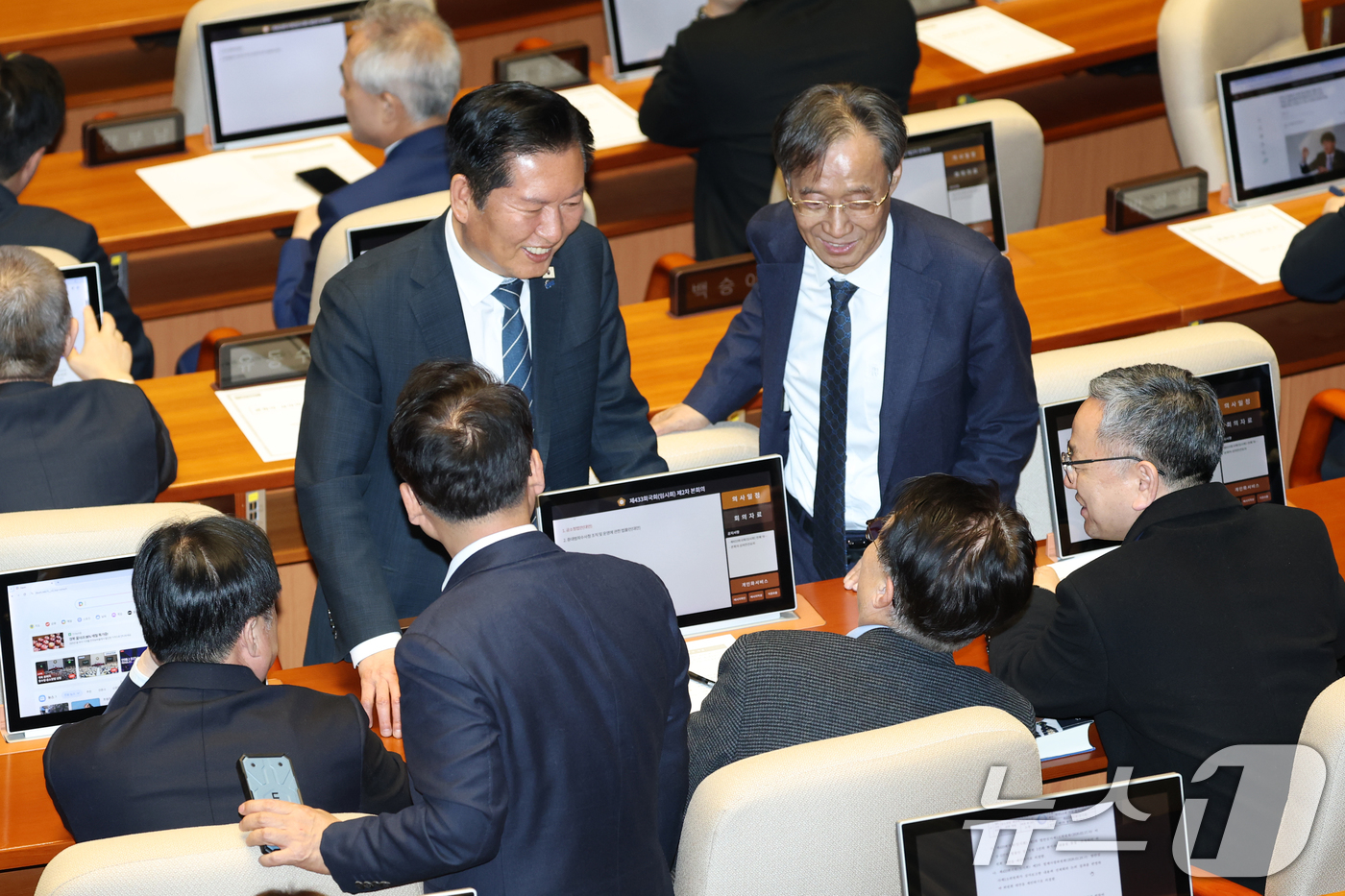 (서울=뉴스1) 이승배 기자 = 정청래 더불어민주당 대표가 19일 서울 여의도 국회에서 열린 제433회국회(임시회) 2차 본회의에서 의원들과 대화하고 있다. 2026.3.19/뉴스 …