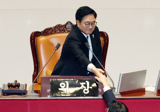 우원식 의장과 악수하는 윤상현 의원