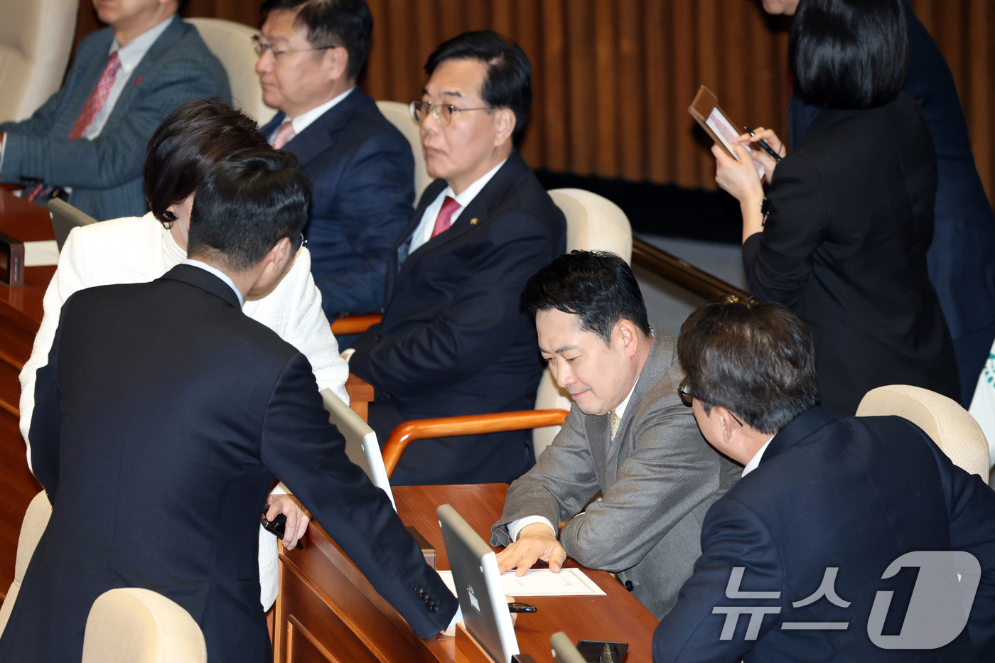 (서울=뉴스1) 이승배 기자 = 장동혁 국민의힘 대표가 19일 서울 여의도 국회에서 열린 제433회국회(임시회) 2차 본회의에서 의원들과 대화하고 있다. 2026.3.19/뉴스1