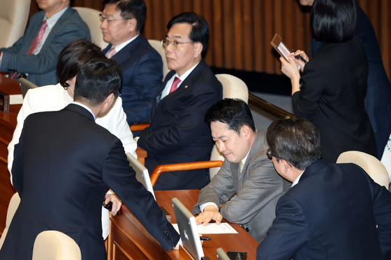 의원들과 대화하는 장동혁 대표