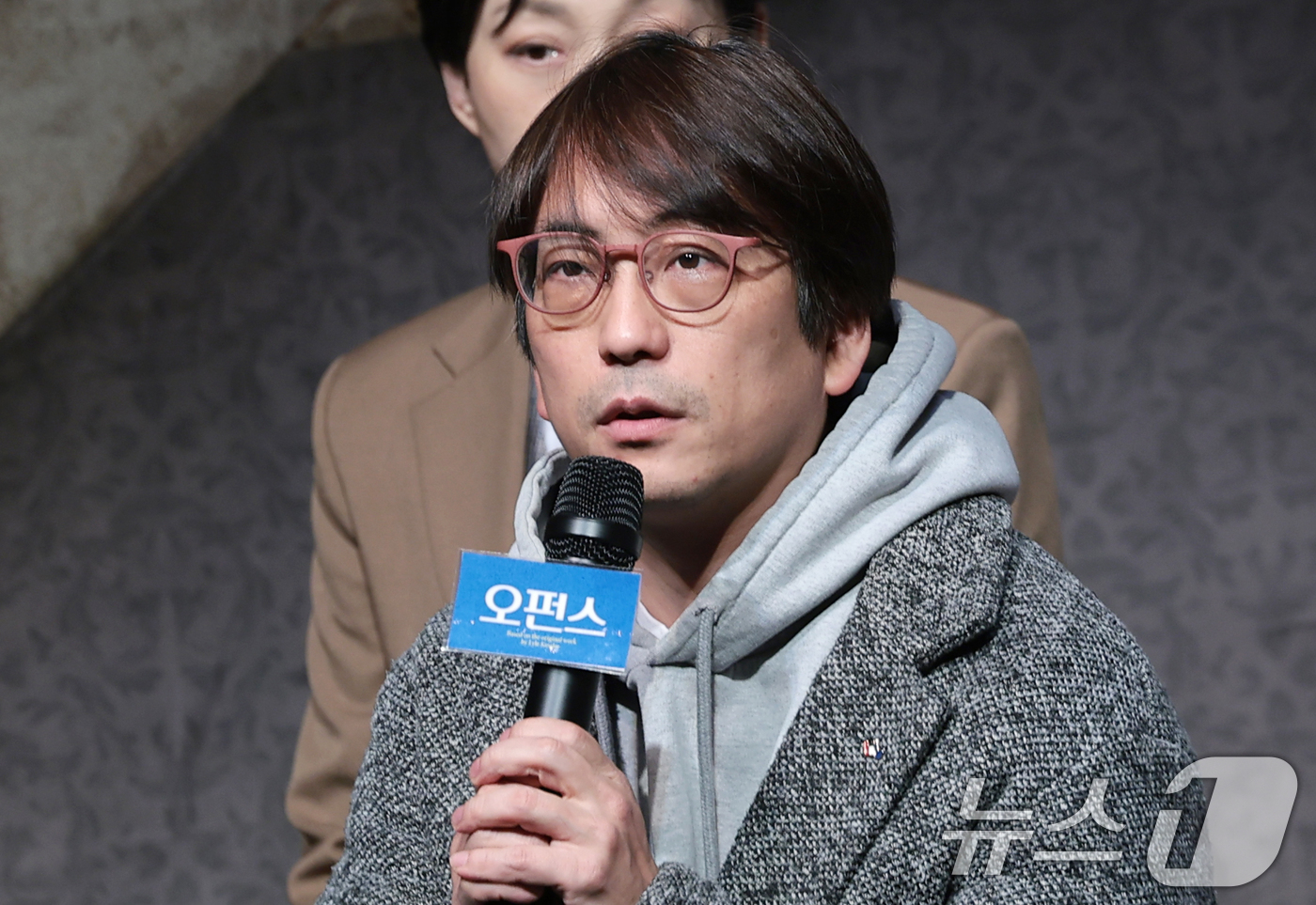 (서울=뉴스1) 권현진 기자 = 김태형 연출이 19일 서울 종로구 대학로 티오엠에서 열린 연극 ‘오펀스’ 프레스콜 및 기자간담회에서 인사말을 하고 있다. 2026.3.19/뉴스1