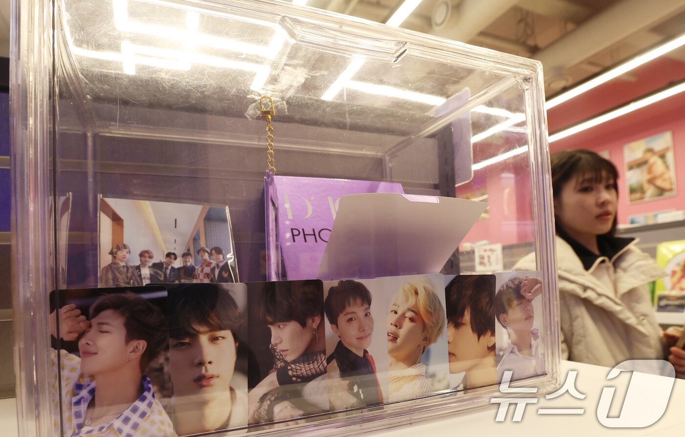 본문 이미지 - 3년 9개월 만에 컴백하는 방탄소년단(BTS)의 '아리랑' 공연을 이틀 앞둔 19일 서울 중구 명동의 한 케이팝 굿즈샵에 BTS 앨범과 굿즈가 진열돼 있다. 2026.3.19 ⓒ 뉴스1 오대일 기자